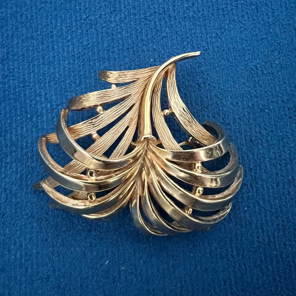 Huge Gold Tone Crown Trifari Feather or Leaf Plume Mid Century Brooch - Picture 2 of 6